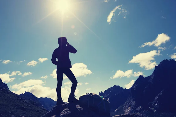 Silhouet Van Vrouw Wandelaar Wandelen Bergtop Van Zonsopgang — Stockfoto