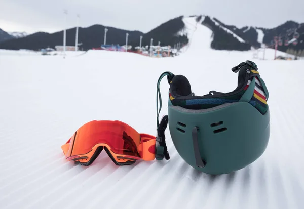 Snowboard Szemüveg Sisak Sípályán Piste — Stock Fotó