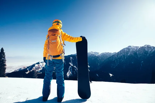 Επιτυχημένη Snowboarder Snowboard Στην Κορυφή Βουνού Χειμώνα — Φωτογραφία Αρχείου