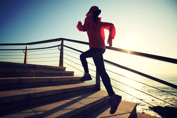 Atletica Atletica Corridore Femminile Correndo Piano Sopra Sul Sentiero Costiero — Foto Stock