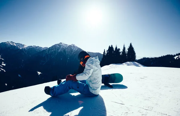 Egy Snowboardos Snowboardos Téli Hegy Tetején — Stock Fotó