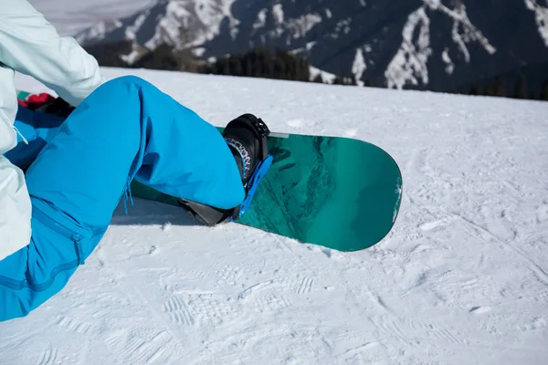 Snowboarder Lejtőn Közben Snowboard Téli Hegy Tetején — Stock Fotó