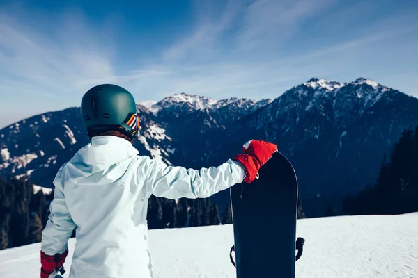 Snowboardåkare Med Snowboard Vinterfjället — Stockfoto