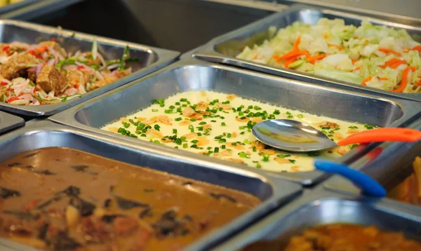 Bandeja Acero Llena Comida Dentro Del Restaurante Chino Autoservicio —  Fotos de Stock