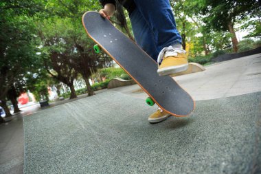 Genç kaykaycı bacaklar şehir skatepark, kaykay sürme