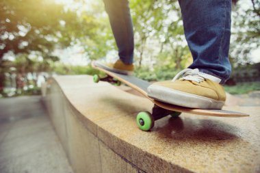 Genç kaykaycı bacaklar şehir skatepark, kaykay sürme