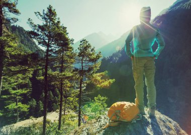 Himalaya dağlarında güneşin tadını başarılı uzun yürüyüşe çıkan kimse