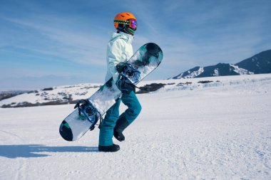 bir snowboard snowboard snowboard Bakırlı kış dağlarda yürüyüş ile