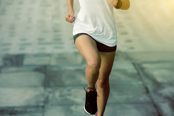 Junge Fitnesssportlerin Läuft Auf Steintreppe Nach Oben — Stockfoto