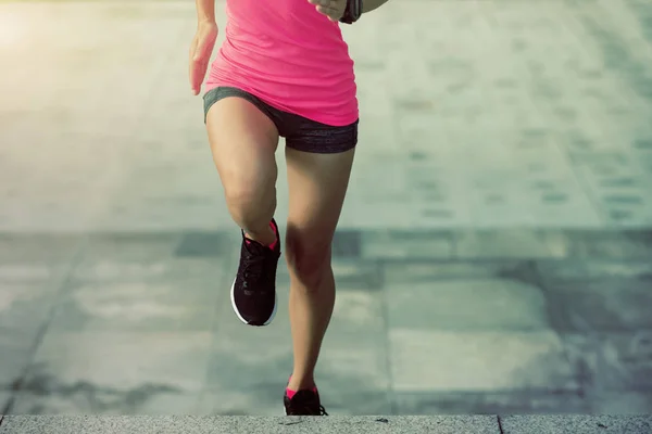 年轻健身运动妇女跑上楼在石头台阶上 — 图库照片