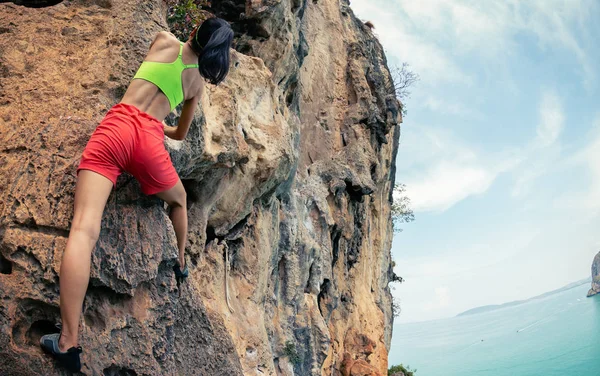 Mulher Alpinista Escalada Penhasco Beira Mar — Fotografia de Stock