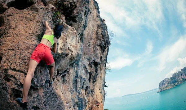 Woman Rock Climber Climbing Seaside Cliff — Stock Photo, Image