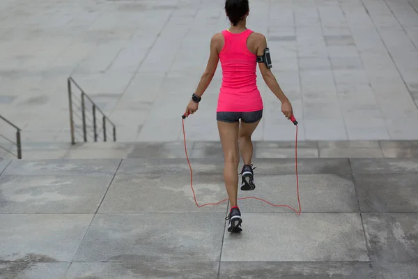 Jonge Fitnessvrouw Springtouw Stad — Stockfoto