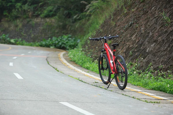 Yol Üzerinde Bir Kırmızı Dağ Bisikleti — Stok fotoğraf