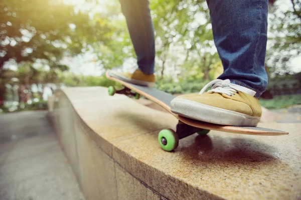Jonge Skateboarder Benen Rijden Skateboard Stad Skatepark — Stockfoto