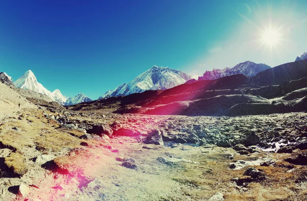在尼泊尔珠穆朗玛峰大本营的路上 积雪覆盖的山脉 — 图库照片
