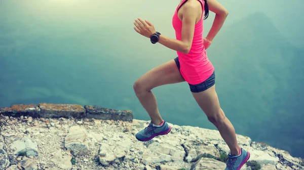 Corredor Senderos Mujer Deportiva Corriendo Una Gran Pared Cima Montaña — Foto de Stock