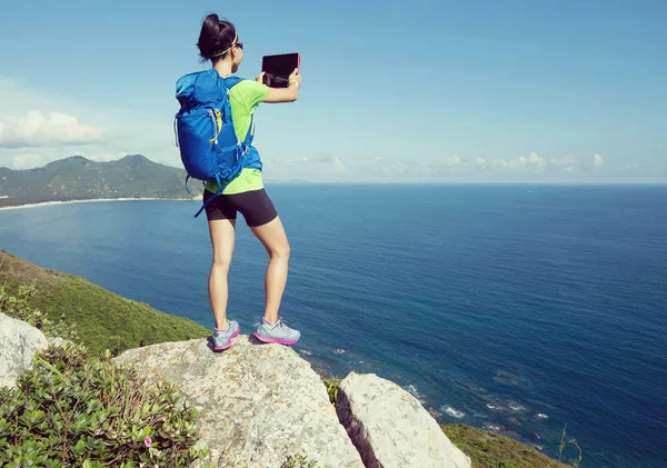 Kvinna Backpacker Med Digital Tablett Seaside Mountain Cliff Edge — Stockfoto