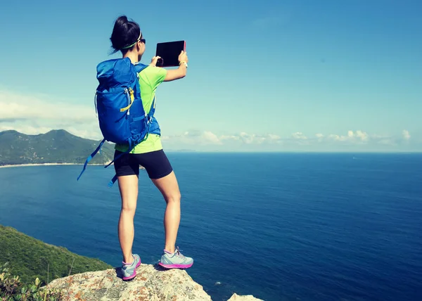 Kvinna Backpacker Använda Digitala Surfplatta Seaside Berg Klippa — Stockfoto