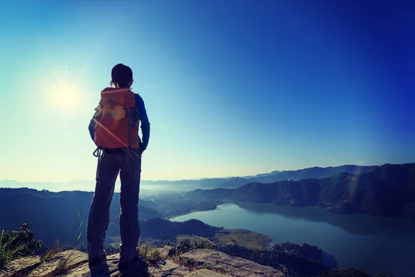 Erfolgreiche Wanderin Genießt Den Sonnenaufgang Himalaya — Stockfoto