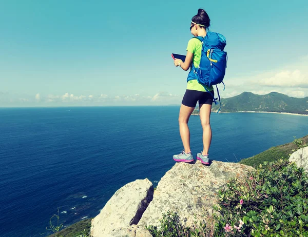 Backpacker Kobieta Pomocą Cyfrowego Tabletu Nadmorskiej Góry Klif — Zdjęcie stockowe