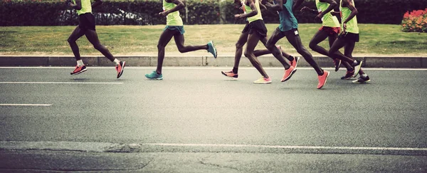 Maratona Corridore Gambe Esecuzione Strada Città — Foto Stock