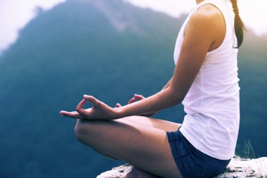 Dağ tepe Yoga pratik bir fitness kadın