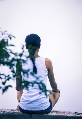 pratik Yoga dağ tepe adlı bir kadın 