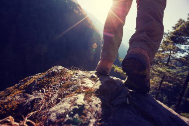 Himalaya dağlarında güneşin tadını başarılı uzun yürüyüşe çıkan kimse