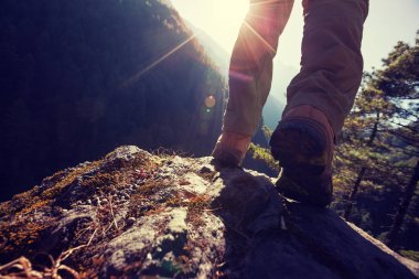 Himalaya dağlarında güneşin tadını başarılı uzun yürüyüşe çıkan kimse