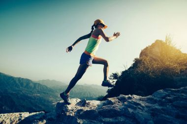 dağ büyük duvar'ın üstüne çalışan genç fitness kadın iz runner