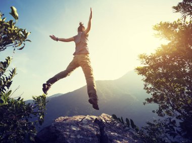 hipster kadın hiker dağda atlama