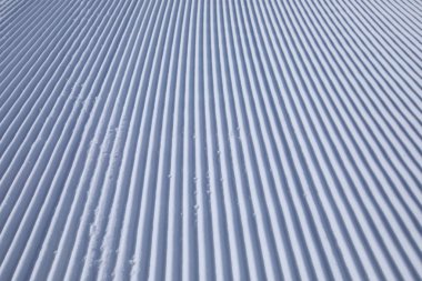 kar parça satırlarında bir snowcat tarafından yaptı bir kayak pisti