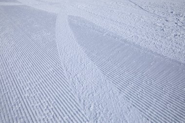 snowcat tarafından yaptı bir kayak pisti satırları izlemek