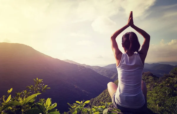 Young Yoga Woman Sunrise Mountain Peak Cliff Edge — Stock Photo, Image