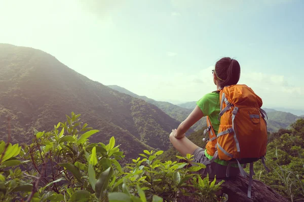 Perempuan Backpacker Duduk Puncak Gunung Tepi Tebing — Stok Foto