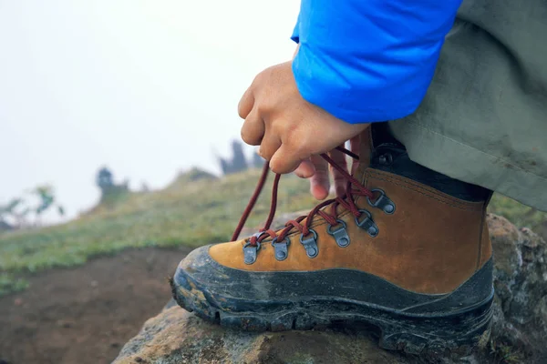 Пішохідні Руки Зав Язують Шнурки Пішохідних Черевиків Вершині Гори — стокове фото
