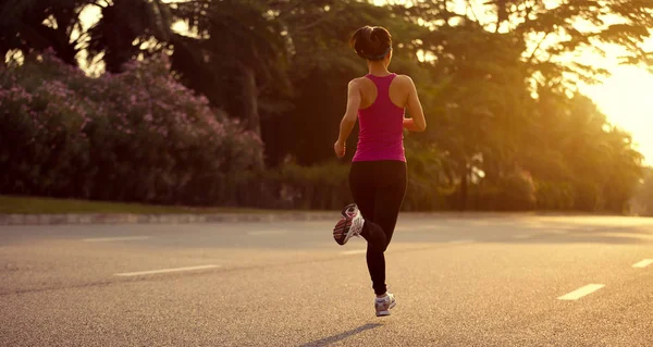 Sportliche Fitness Frau Läuft Auf Sonnenaufgangspfad — Stockfoto