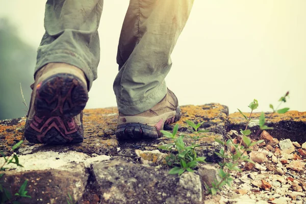 Gambe Escursionista Successo Sulla Cima Una Grande Parete Caso Maltempo — Foto Stock