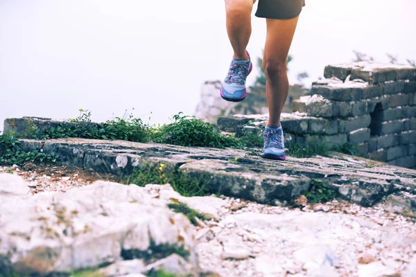 Sportieve Fitness Vrouw Runner Uitgevoerd Bergtop — Stockfoto
