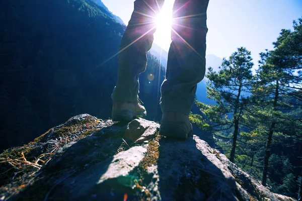 Caminhante Bem Sucedido Desfrutando Nascer Sol Nas Montanhas Himalaya — Fotografia de Stock