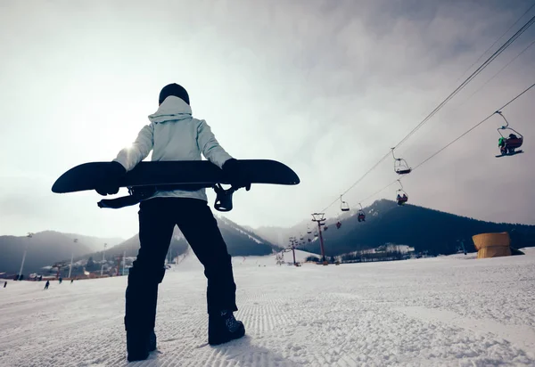 Snowboarder Mit Snowboard Auf Skipiste Den Winterbergen — Stockfoto