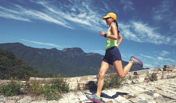 Dağ Büyük Duvar Üstüne Çalışan Genç Fitness Kadın Runner — Stok fotoğraf
