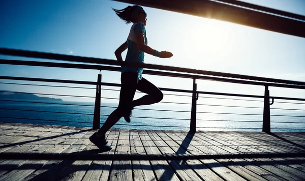 Sportliche Läuferin Läuft Bei Sonnenaufgang Auf Strandpromenade — Stockfoto