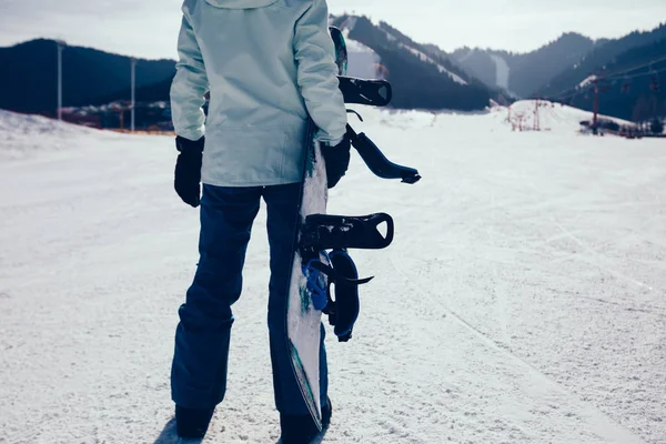 Snowboarder Con Snowboard Pista Esquí Las Montañas Invierno — Foto de Stock