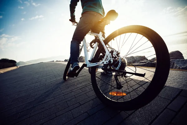 Cyklista Jízdní Kolo Přímořské Cestě Během Východu Slunce — Stock fotografie
