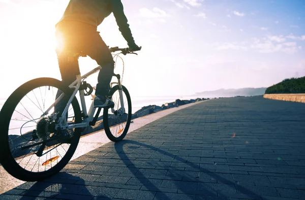 Bisikletçi Binicilik Bisiklet Gündoğumu Sırasında Sahil Yolundaki — Stok fotoğraf
