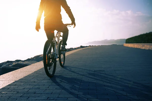 Bisikletçi Binicilik Bisiklet Gündoğumu Sırasında Sahil Yolundaki — Stok fotoğraf