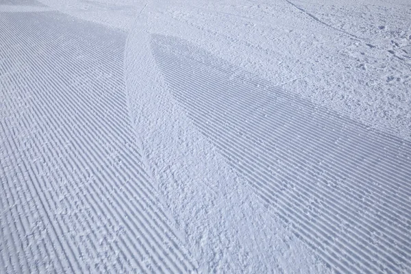 Spur Auf Einer Skipiste Die Von Einer Pistenraupe Verlassen Wurde — Stockfoto