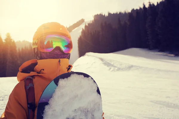 Ein Snowboarder Mit Snowboard Den Winterbergen — Stockfoto